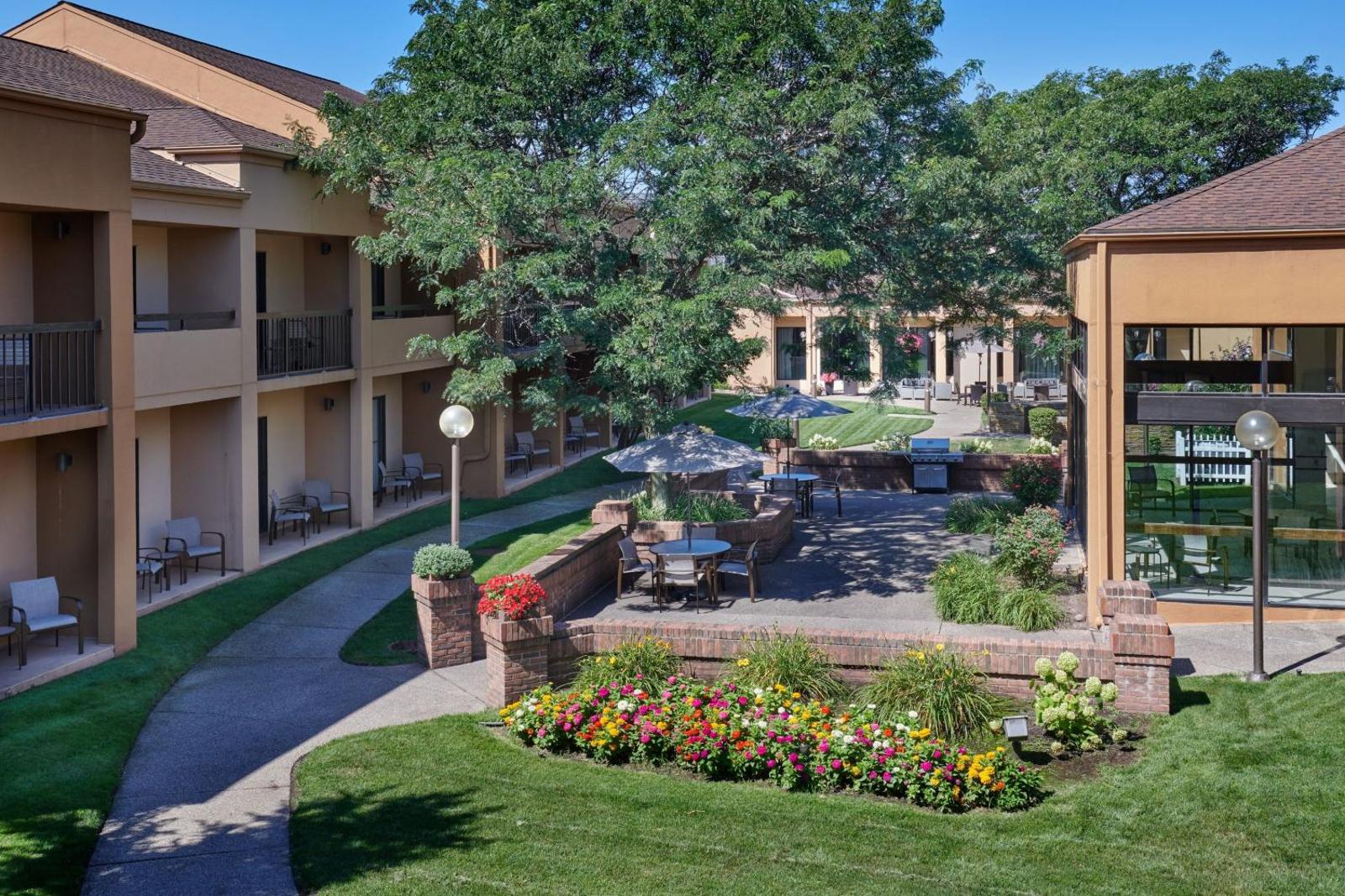 Courtyard Detroit Dearborn Main image 1